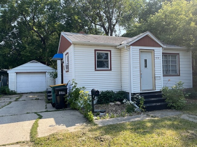 213 1st Ave E in West Fargo, ND - Foto de edificio - Building Photo