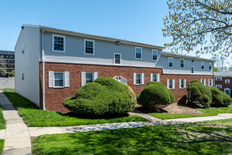Hamden Ridge Apartments in Hamden, CT - Foto de edificio - Building Photo