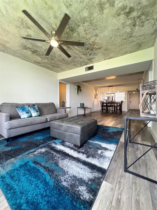 1705 Whitehall Dr in Davie, FL - Building Photo