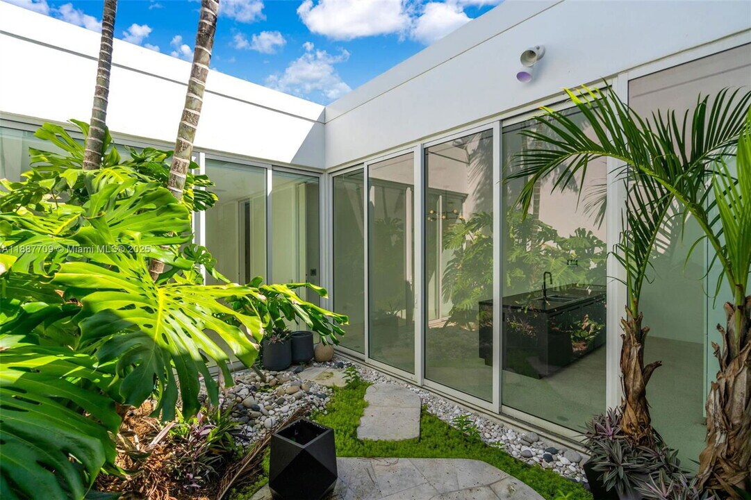 1665 Alton Rd in Miami Beach, FL - Building Photo