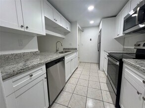 200 W Park Dr in Miami, FL - Building Photo - Building Photo