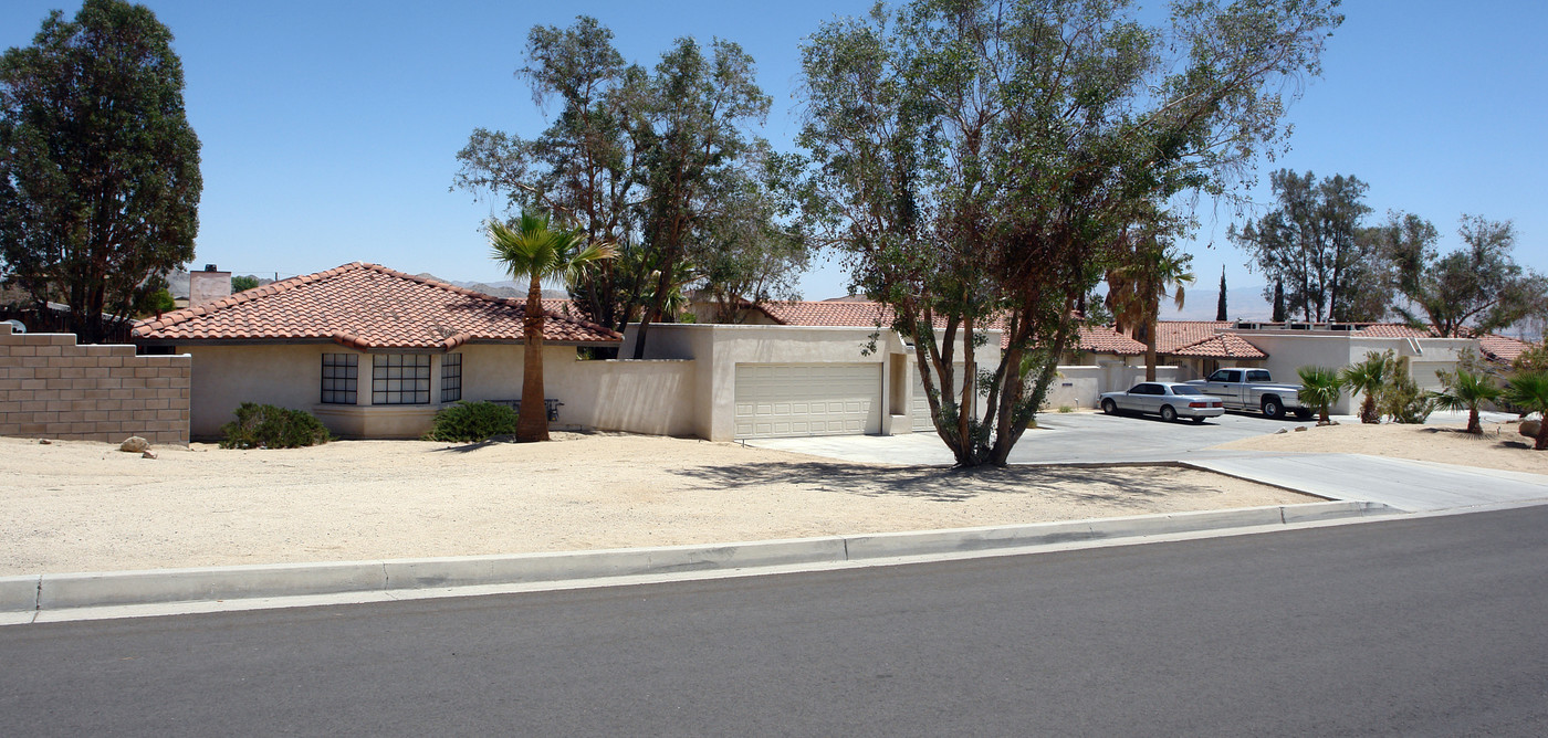 16377 Wato Rd in Apple Valley, CA - Building Photo