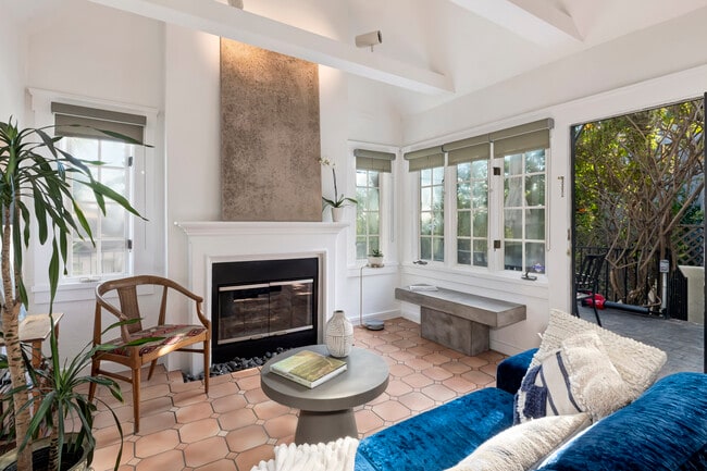 2427 N Gower St in Los Angeles, CA - Building Photo - Building Photo