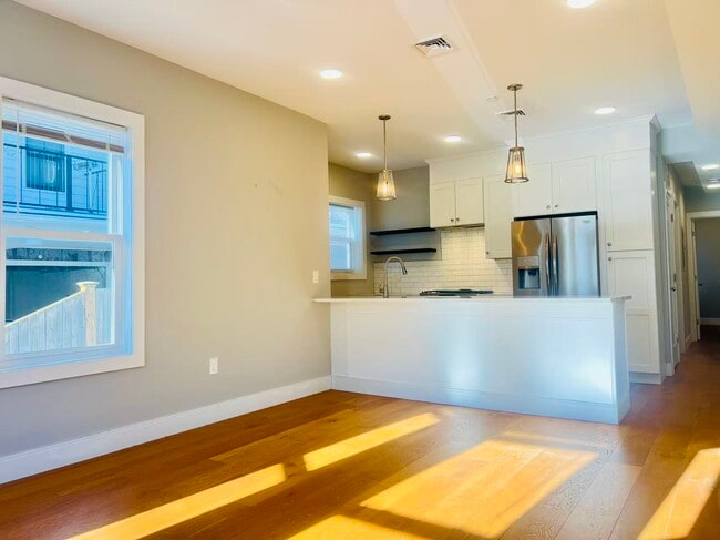 19 Plymouth St, Unit 1 in Cambridge, MA - Building Photo - Building Photo