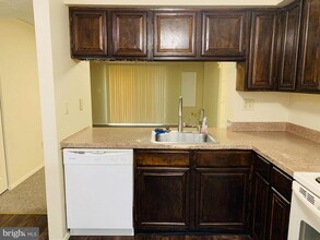 30 Valleyside Ct in Germantown, MD - Building Photo - Building Photo