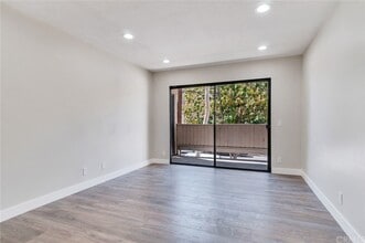 2343 E 17th St, Unit 101 in Long Beach, CA - Foto de edificio - Building Photo