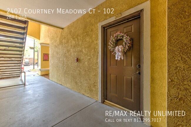 2407 Courtney Meadows Ct in Tampa, FL - Foto de edificio - Building Photo