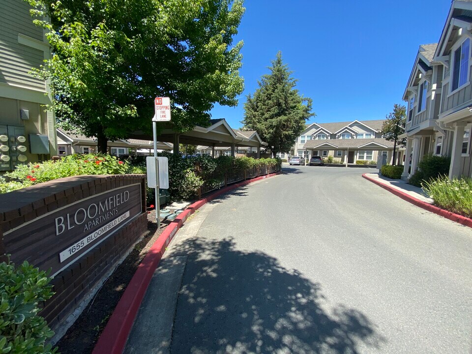 Bloomfield Apartments in Concord, CA - Foto de edificio