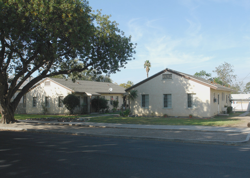 405 E 8th St in Corona, CA - Foto de edificio