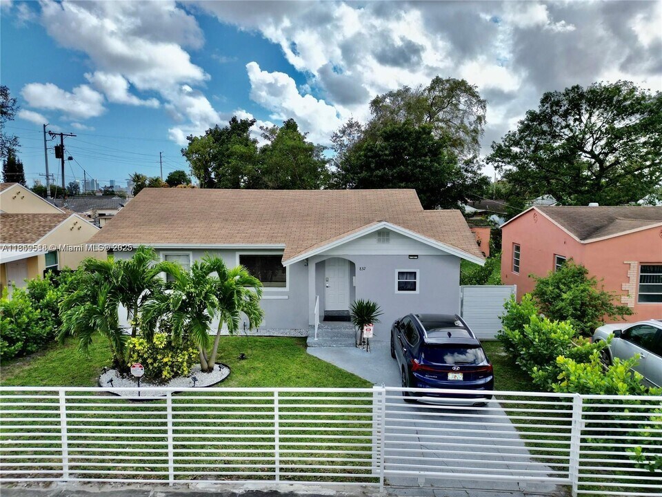 832 NW 76th St in Miami, FL - Building Photo