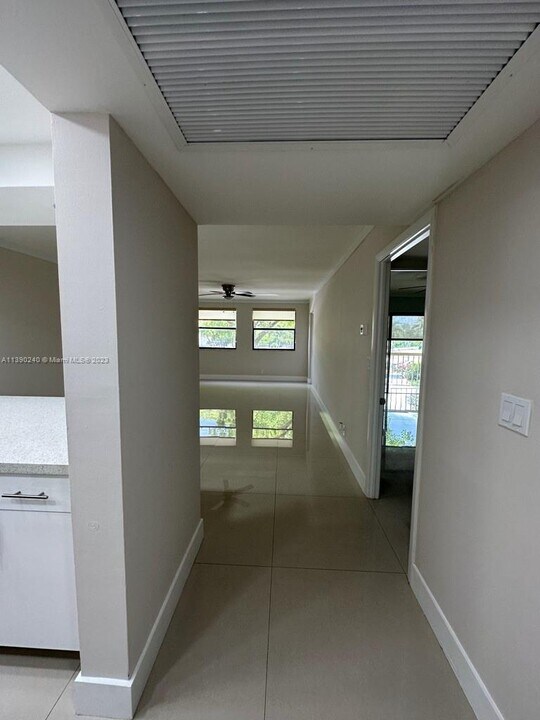 8160 Geneva Ct in Doral, FL - Building Photo