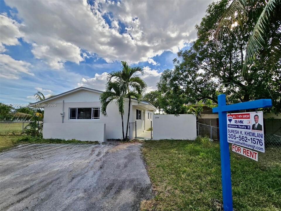 2974 NW 191st Terrace in Miami Gardens, FL - Foto de edificio