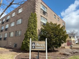Fleur de Lis Apartments in Oshkosh, WI - Building Photo