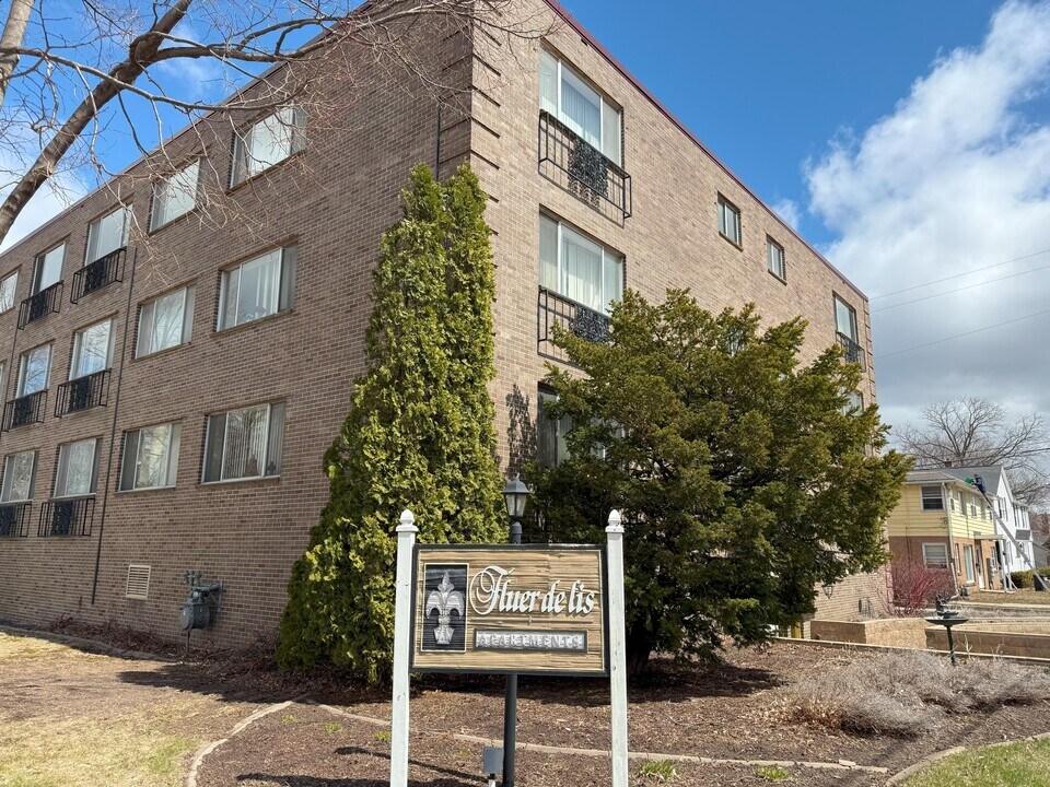 Fleur de Lis Apartments in Oshkosh, WI - Foto de edificio