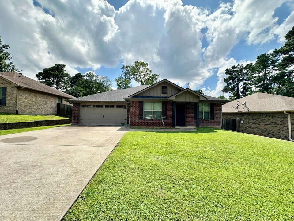 2593 Pine Crest Dr in Tyler, TX - Foto de edificio