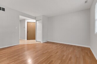 56 N Victoria Ln in Streamwood, IL - Building Photo - Building Photo