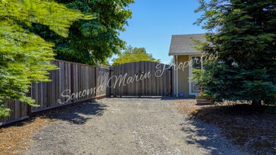8375 Lancaster Dr in Rohnert Park, CA - Building Photo - Building Photo
