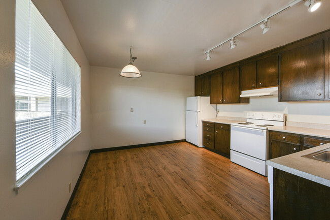 Villa Marina Apartments in Alameda, CA - Building Photo - Building Photo