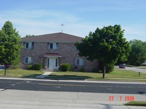 240 Main St in Belgium, WI - Foto de edificio - Building Photo