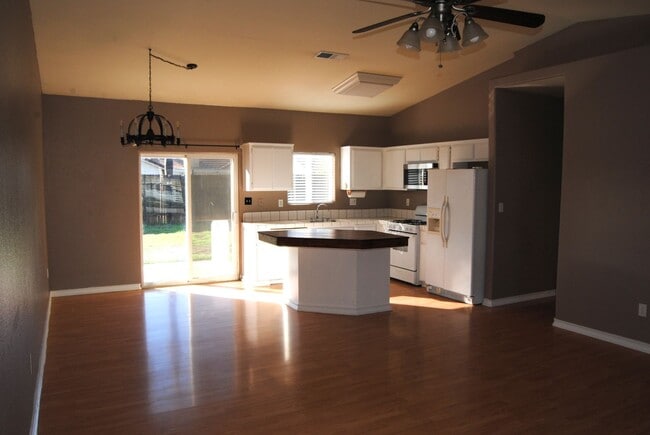 5603 Summer Solstice Dr in Bakersfield, CA - Building Photo - Building Photo