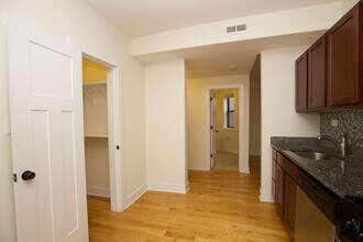 1456 W Byron St, Unit 1 in Chicago, IL - Building Photo - Building Photo