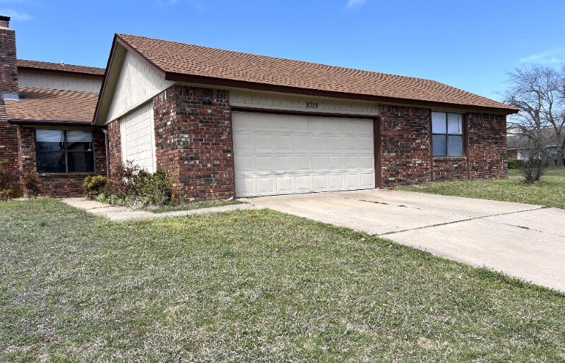 8325 E 65th St in Tulsa, OK - Building Photo