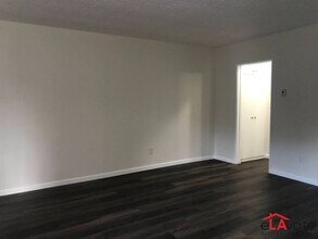 10520 Balboa Blvd. in Granada Hills, CA - Building Photo - Interior Photo