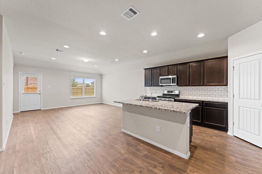 919 Bright Lotus Ln in Arcola, TX - Building Photo