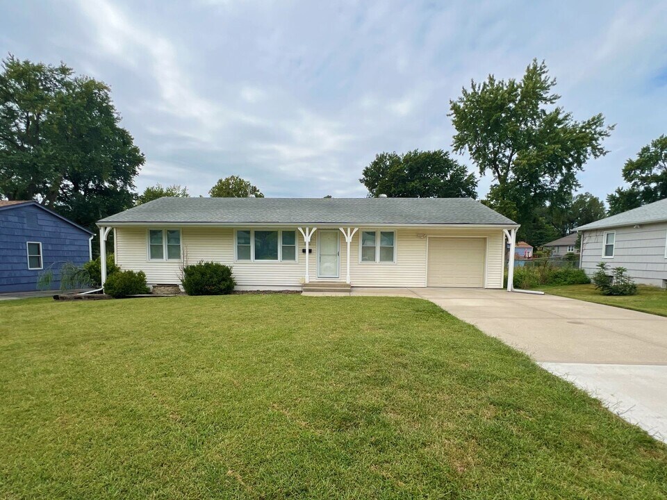 8606 Riggs St in Overland Park, KS - Building Photo