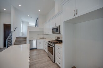 2611 Hyperion Ave in Los Angeles, CA - Building Photo - Building Photo