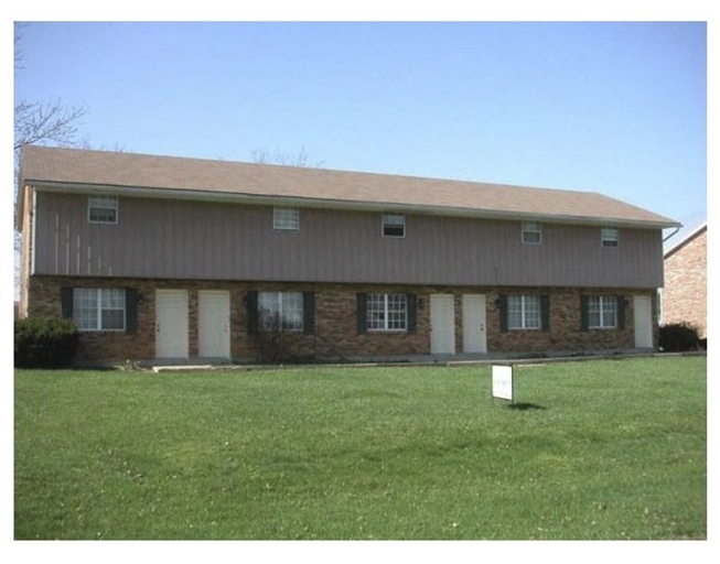 7624-7634 Rosewood Dr in Blanchester, OH - Building Photo