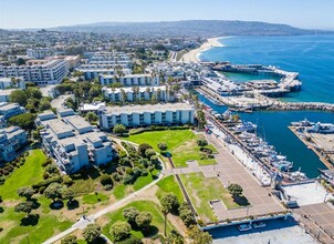 620 The Village, Unit #301 in Redondo Beach, CA - Foto de edificio - Building Photo