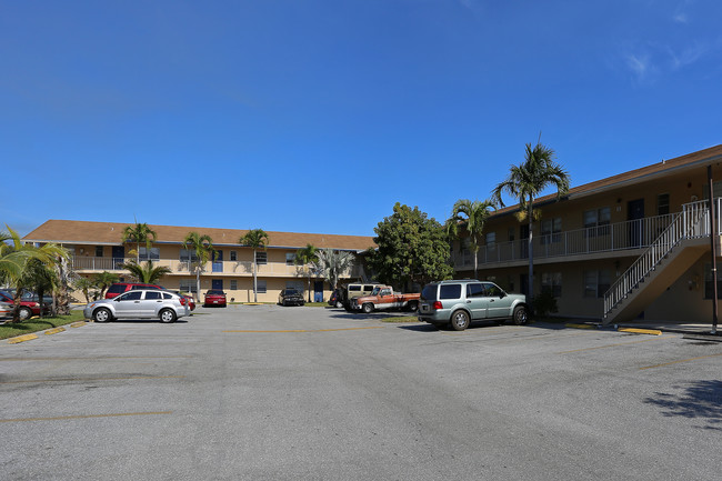 Alta Villa Gardens in West Palm Beach, FL - Foto de edificio - Building Photo