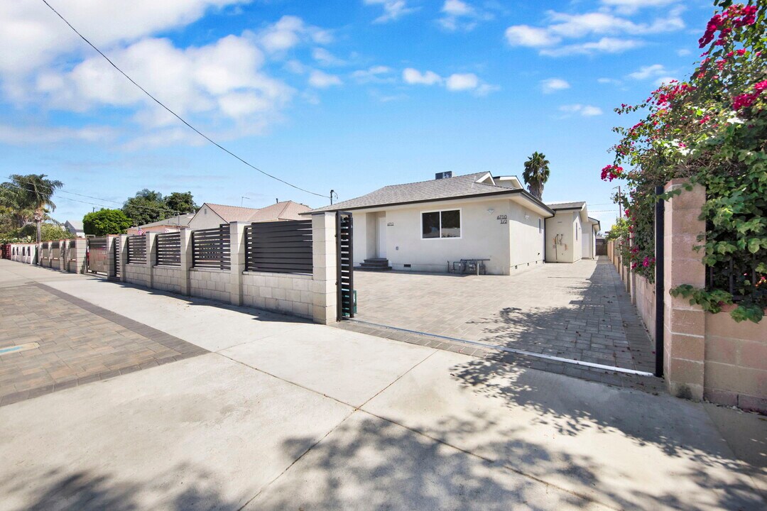 6712 St Clair Ave in Los Angeles, CA - Building Photo