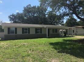 136 N Audrey Cir NW in Fort Walton Beach, FL - Building Photo