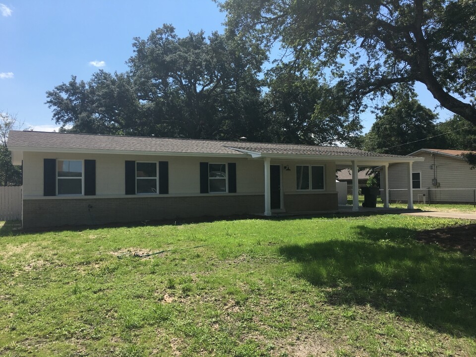 136 N Audrey Cir NW in Fort Walton Beach, FL - Building Photo