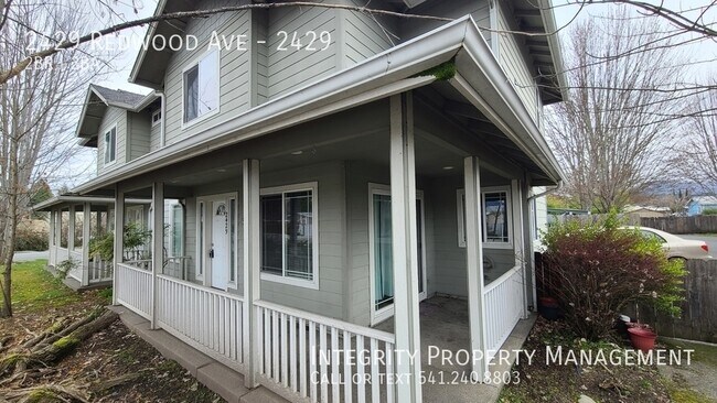 2429 Redwood Ave in Grants Pass, OR - Building Photo - Building Photo