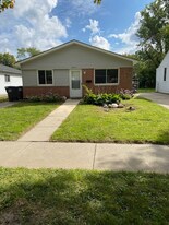 8075 Oak St in Taylor, MI - Building Photo