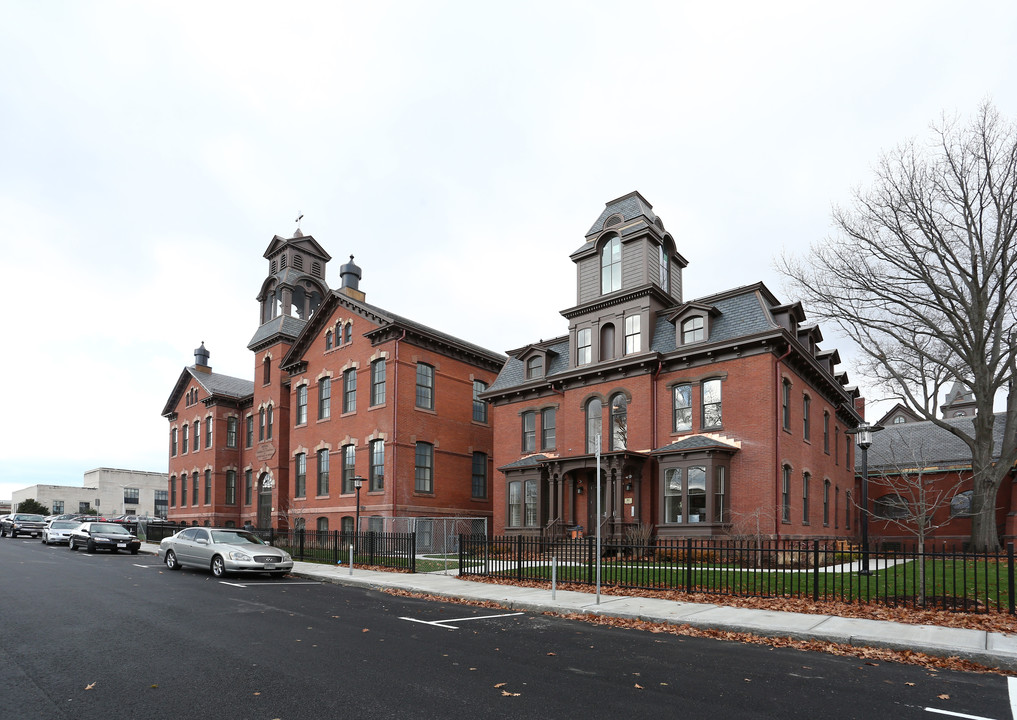 Chestnut Park Apartments in Holyoke, MA - Building Photo