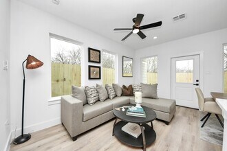 9028 Scott St in Houston, TX - Building Photo - Building Photo