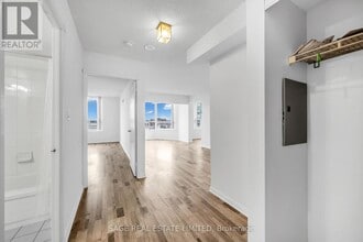 135 Hillcrest Ave in Mississauga, ON - Building Photo - Building Photo