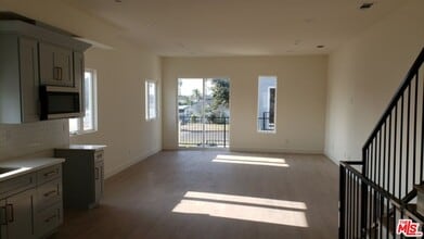 2406 S Dunsmuir Ave in Los Angeles, CA - Building Photo - Building Photo