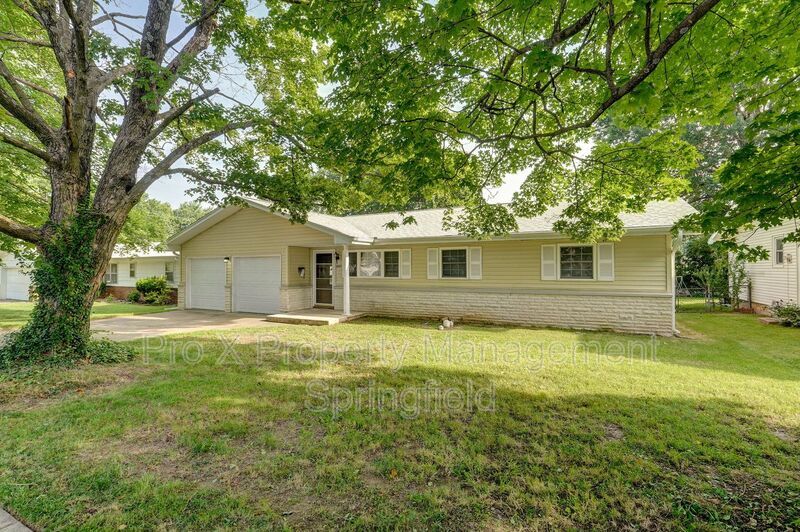 2137 E Madison St in Springfield, MO - Building Photo