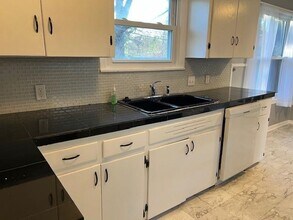 1303 Corona Dr in Austin, TX - Building Photo - Building Photo