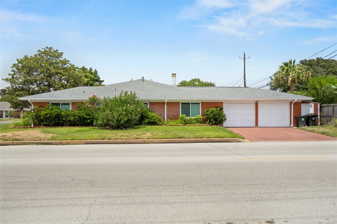 2824 Palm Cir E in Galveston, TX - Foto de edificio