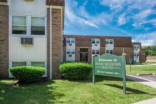 Four Seasons South in Warwick, RI - Building Photo