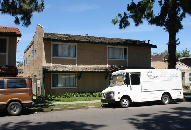 415 E Pine St in Santa Ana, CA - Foto de edificio - Building Photo