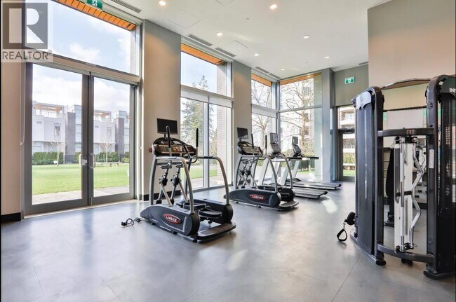 5883 Barker Ave in Burnaby, BC - Building Photo - Building Photo