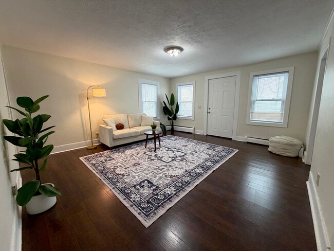 184 Burritt Rd in Hilton, NY - Foto de edificio - Building Photo