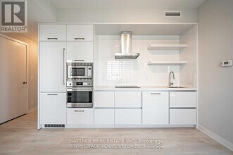 2221 Yonge St in Toronto, ON - Building Photo - Building Photo